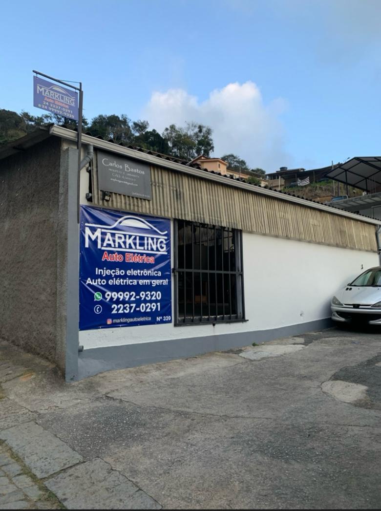Fachada com placa da empresa